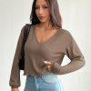 Fashionable Wavy Edge V-Neck Long-Sleeved T-Shirt Suitable For Autumn And Winter