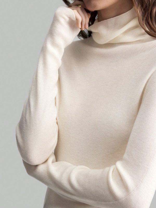 Cream-White Seamless Turtleneck Lightweight Knitted Wool Sweater Seamless Knitwear