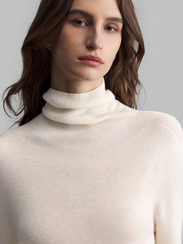 Cream-White Seamless Turtleneck Lightweight Knitted Wool Sweater Seamless Knitwear