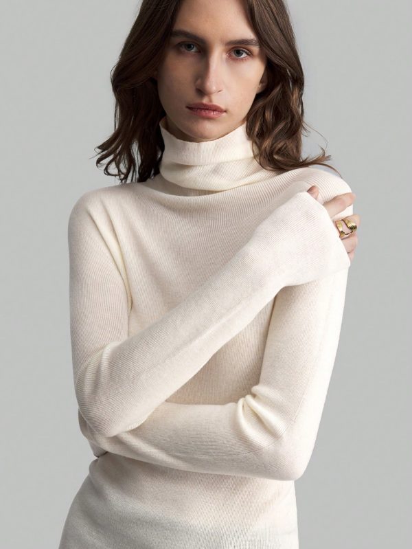 Cream-White Seamless Turtleneck Lightweight Knitted Wool Sweater Seamless Knitwear